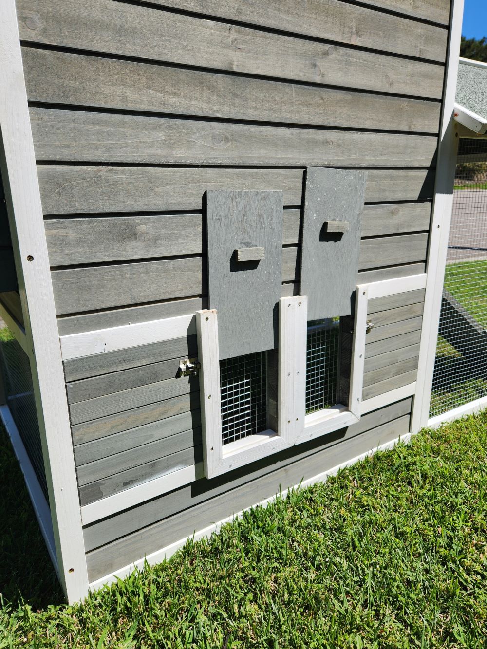 Rugged Ranch™ Raised Wood Chicken Coop (Up to 6 chickens)